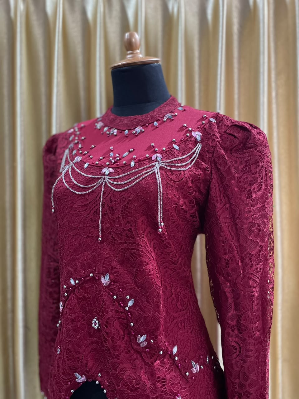 Kebaya Brokat Merah Payet Standar