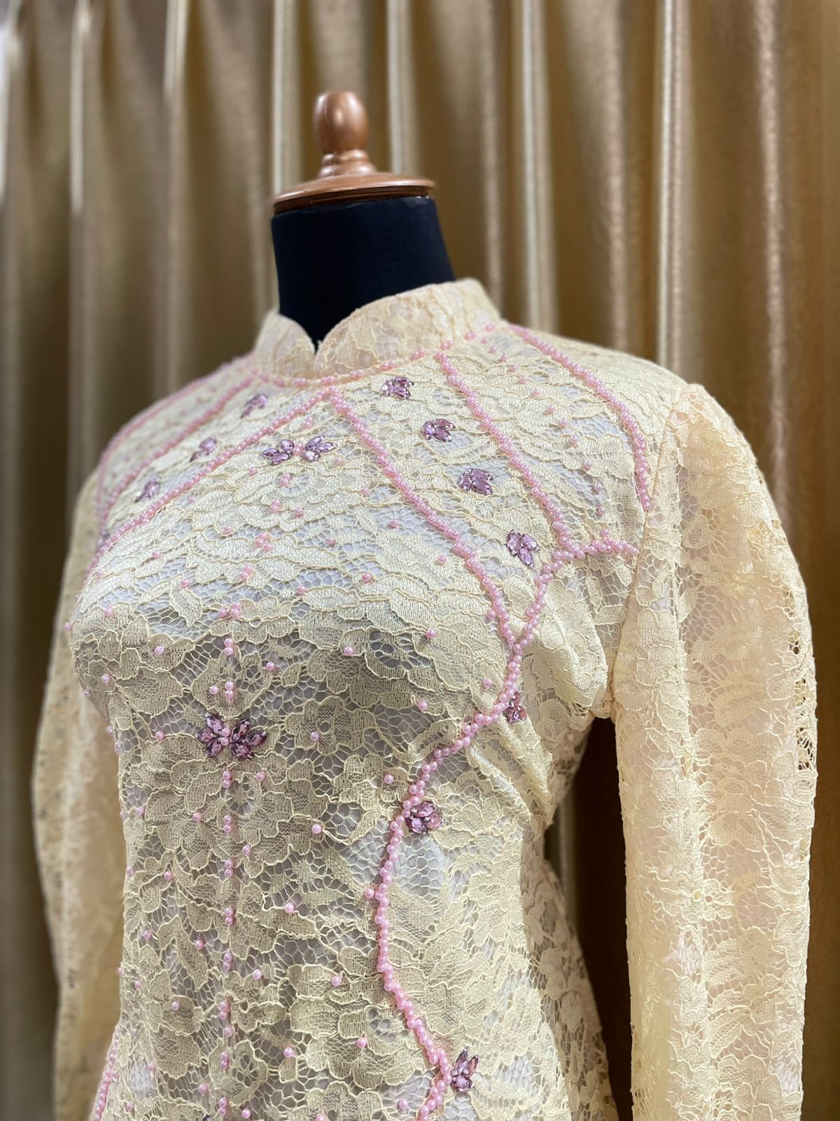 Kebaya Brokat Butter Yellow